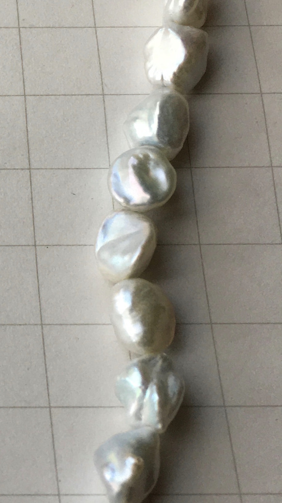 ラスト1   #60 まとめ買い10個 湖水真珠　縦約8〜9ミリ芥子　天然色！淡いプラチナ色 高品質淡水真珠 4枚目の画像