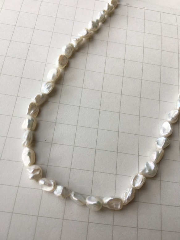 ラスト1 #61 湖水真珠　天然無処理の白　芥子 約6.5×9ミリ　4分の1連　ケシ　高品質淡水真珠 1枚目の画像