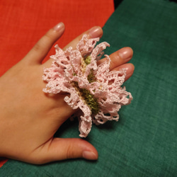 「さくらもち」　手編みレースシュシュ　ヘアアクセサリー 3枚目の画像