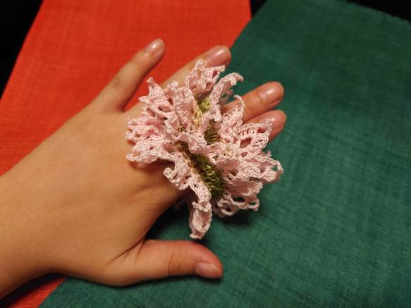 「さくらもち」　手編みレースシュシュ　ヘアアクセサリー 3枚目の画像