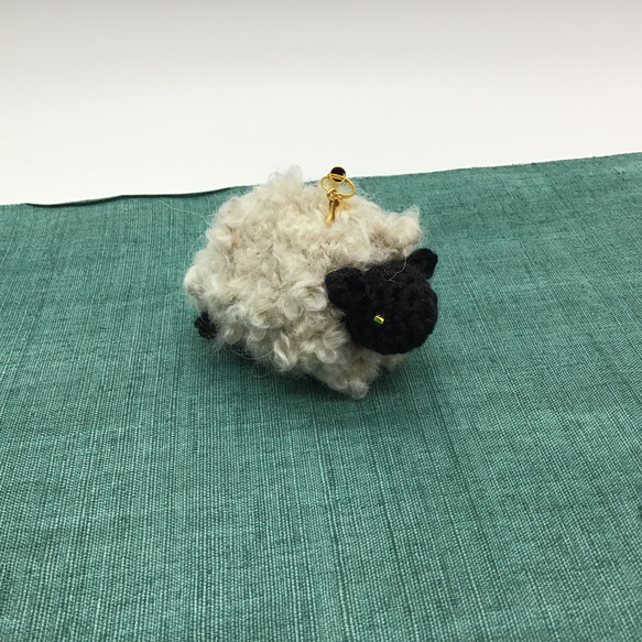 【sold out】「ダイエットひつじ-No.5」　羊 手編み あみぐるみ ストラップ 1枚目の画像