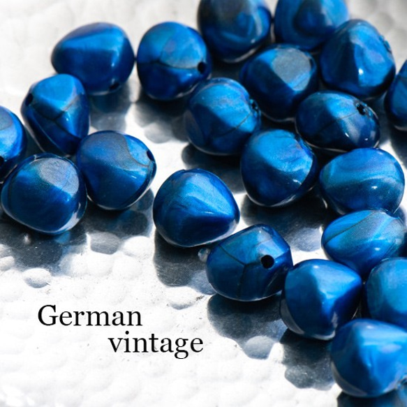 ドイツヴィンテージビーズ　不規則　12mm　メタリックブルー　4個　 アクリルビーズ 　ルーサイトビーズ 1枚目の画像