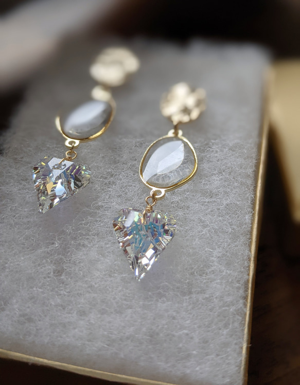 ☆SWAROVSKI crystal Heart♡ metal goldピアス 2枚目の画像