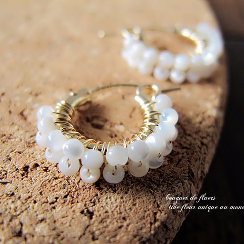 14KGF 【母性愛に包まれて】天然石マザーオブパールの愛情フープピアス