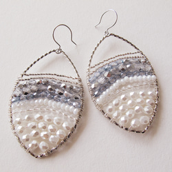 青色×白色漸層的銀色珠插式或夾式耳環 第2張的照片