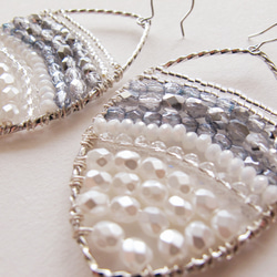 青色×白色漸層的銀色珠插式或夾式耳環 第3張的照片