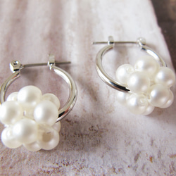 水晶珍珠球純白鈦柱狀圈形耳環或耳環 第1張的照片