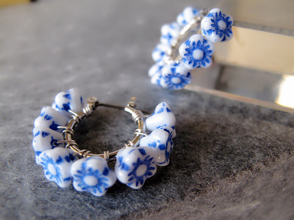 歐洲藍陶 清爽粉蝶 藍色鈦合金柱圈耳環或耳環 第1張的照片