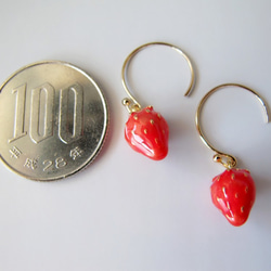 一條草莓草莓項鍊（黃銅製）和耳環或耳環套裝 第4張的照片