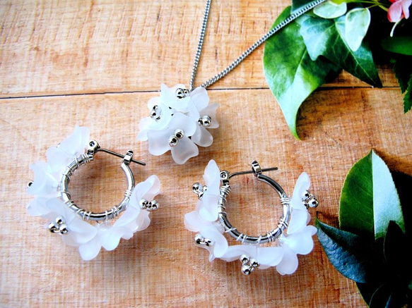 Creema Limited☆&lt;春季福袋&gt;☆白色花束鈦合金鉤環耳環或耳環項鍊套裝 第1張的照片