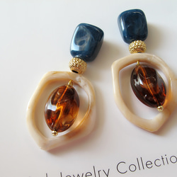 Navy marble & amber acrylic stones ピアスorイヤリング 1枚目の画像