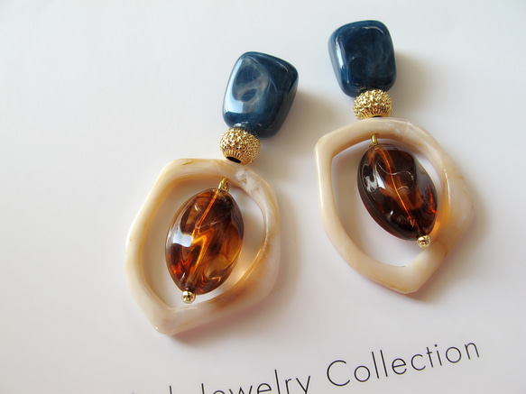 Navy marble & amber acrylic stones ピアスorイヤリング 1枚目の画像