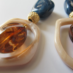 Navy marble & amber acrylic stones ピアスorイヤリング 2枚目の画像