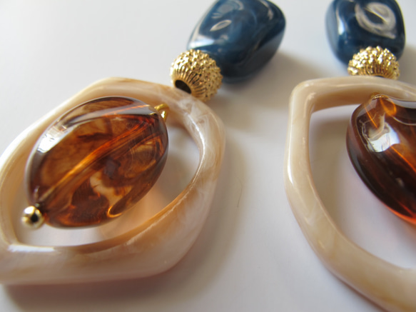 Navy marble & amber acrylic stones ピアスorイヤリング 2枚目の画像