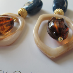 Navy marble & amber acrylic stones ピアスorイヤリング 3枚目の画像