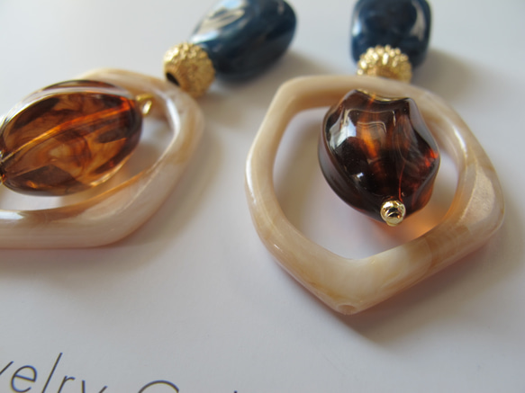 Navy marble & amber acrylic stones ピアスorイヤリング 3枚目の画像