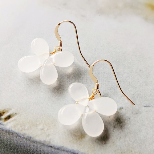 14kgf * Winter * white jade butterfly flowerピアスor