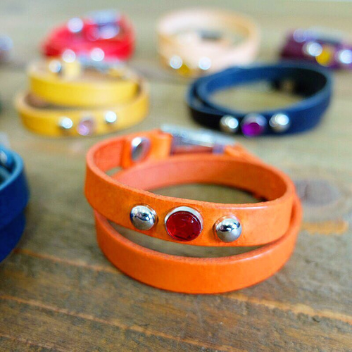 スタッズ付き レザーバングル バングル・リストバンド 黒革 通販