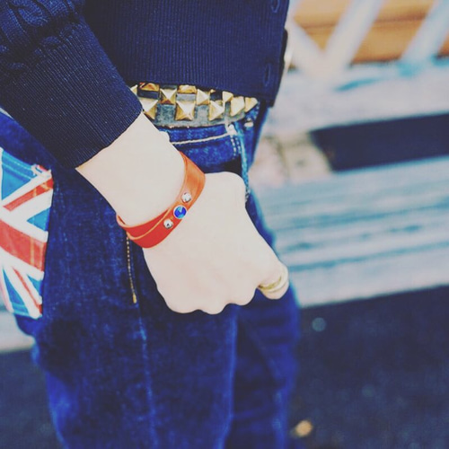 目玉商品！サンローラン　スタッズ付きレザーバングル　ブレスレット 目玉商品！サンローラン スタッズ付きレザーバングル ブレスレット