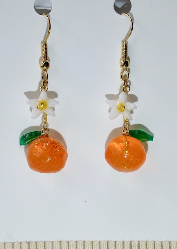 煌めくみかんのレジンピアス／イヤリング ピアス（フック・チェーン