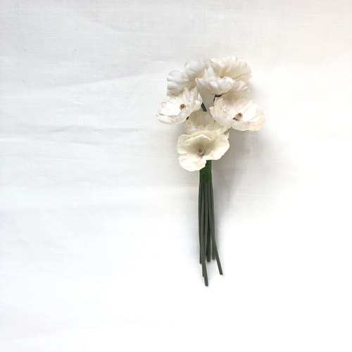 アイボリーの小花布花コサージュ 斜茎仕立て コサージュ 染め花 hicona