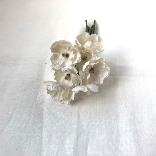 アイボリーの小花布花コサージュ 斜茎仕立て コサージュ 染め花 hicona