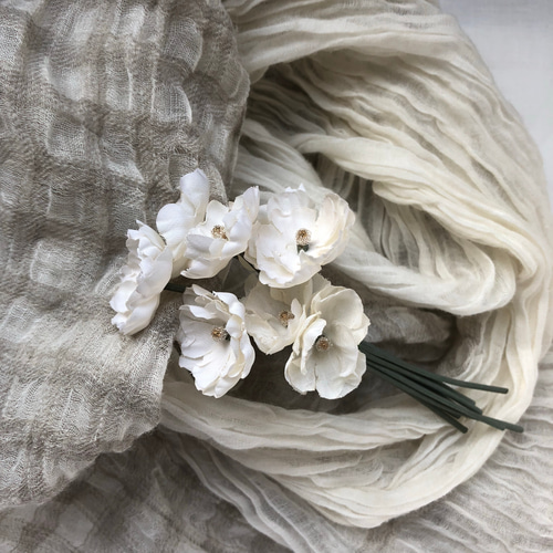 アイボリーの小花布花コサージュ 斜茎仕立て コサージュ 染め花 hicona