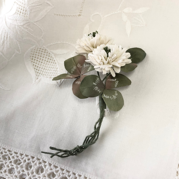 シロツメクサの布花コサージュ　素朴な木綿 1枚目の画像