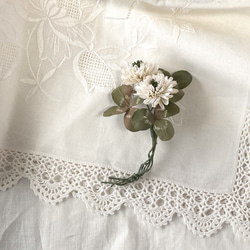 シロツメクサの布花コサージュ　素朴な木綿 2枚目の画像