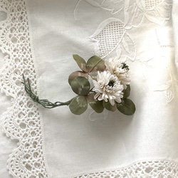 シロツメクサの布花コサージュ　素朴な木綿 3枚目の画像