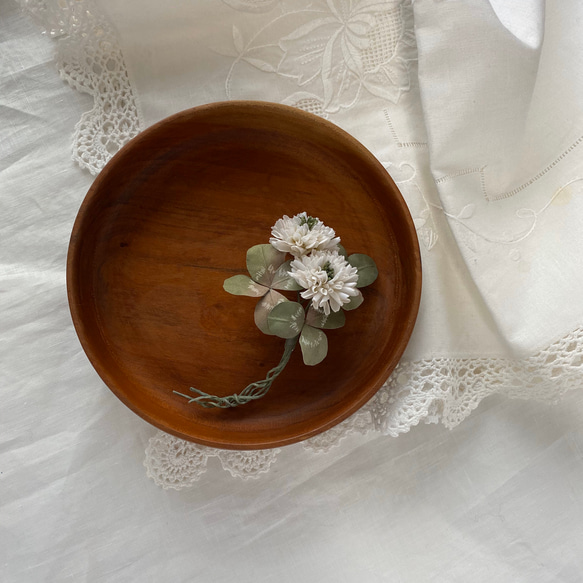シロツメクサの布花コサージュ　素朴な木綿 4枚目の画像