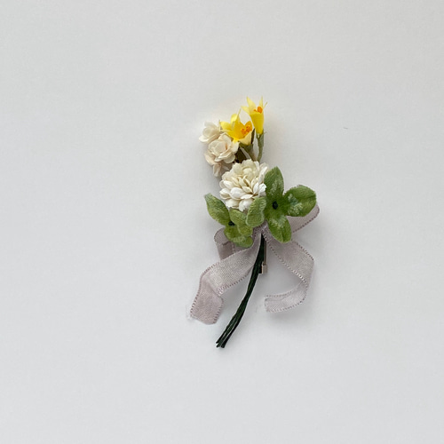 野の花の小さなブーケコサージュ/布花 シロツメクサとクローバー