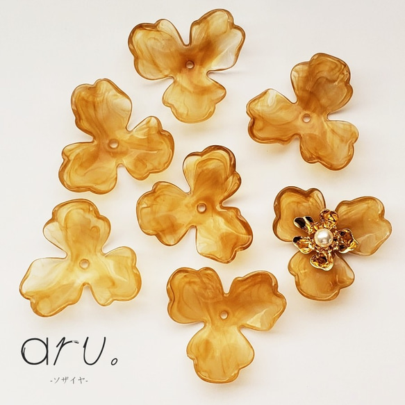 [S2102-3] 【6個】 アクリル 大ぶり 花 三弁花 36×36mm 穴あり ベージュ 1枚目の画像