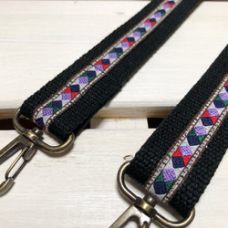 25ｍｍ幅・斜め掛けストラップ★黒ベルト×クールな色見のサイケ風チロリアンテープ 2枚目の画像