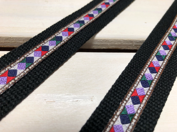 25ｍｍ幅・斜め掛けストラップ★黒ベルト×クールな色見のサイケ風チロリアンテープ 3枚目の画像