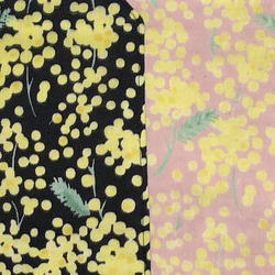 ミモザ柄のダブルガーゼ★8枚重ねの八角形ガーゼハンカチ（24×24）黒＆ピンクの2枚セット 3枚目の画像