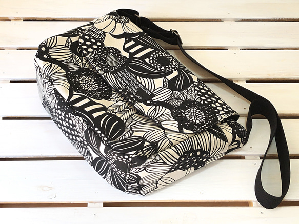 ポケットがたくさん！北欧風モノトーンの花柄☆フラップ式2way