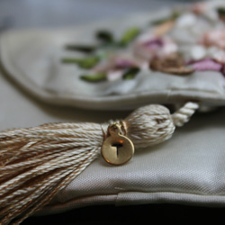 植物刺繡緞面首飾袋，帶有您選擇的首字母和流蘇 第4張的照片