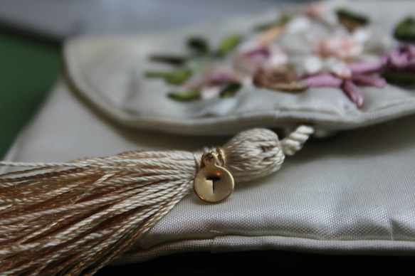 植物刺繡緞面首飾袋，帶有您選擇的首字母和流蘇 第4張的照片