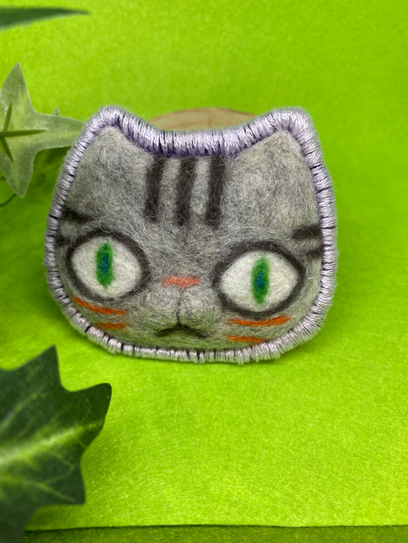 羊毛フェルト 猫のお顔 ブローチ 3枚目の画像