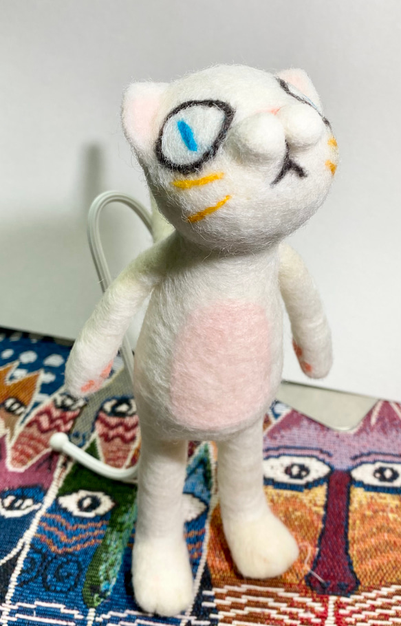 羊毛フェルト 白猫ちゃんの人形 2枚目の画像