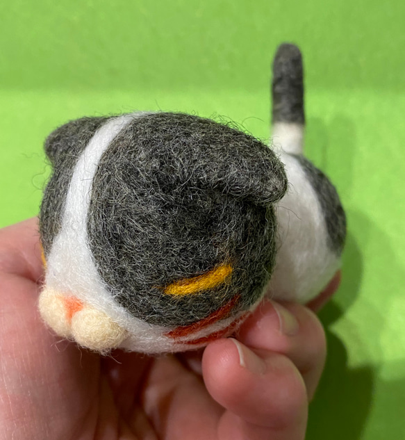 羊毛フェルの猫磁石 (スコティッシュフォールド黒ハチワレ②) 1枚目の画像