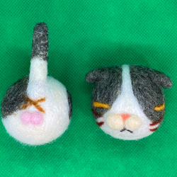 羊毛フェルの猫磁石 (スコティッシュフォールド黒ハチワレ②) 3枚目の画像