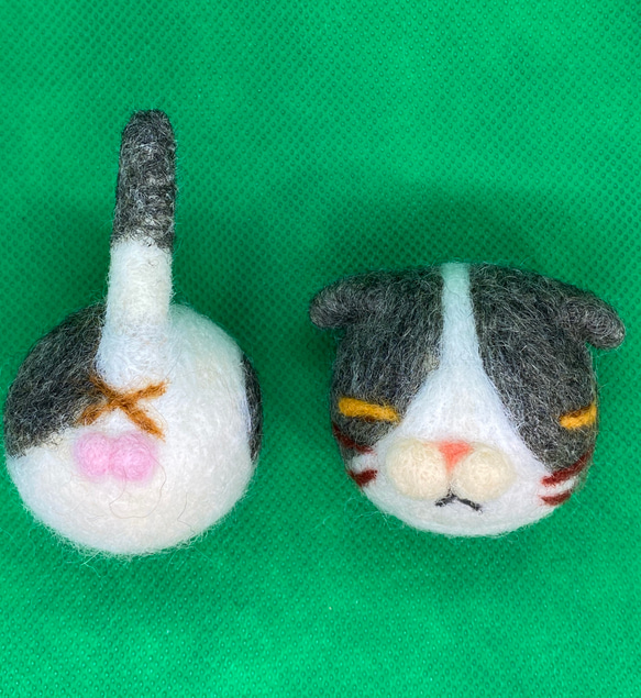 羊毛フェルの猫磁石 (スコティッシュフォールド黒ハチワレ②) 3枚目の画像