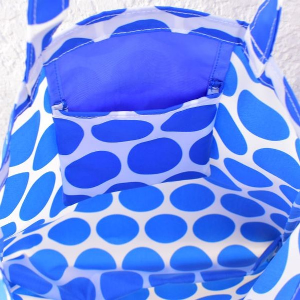 Creema限定　送料無料　小さめ爽やかブルーの大きな水玉のエコバッグ　ポケット収納　ナイロンオックス撥水加工 5枚目の画像
