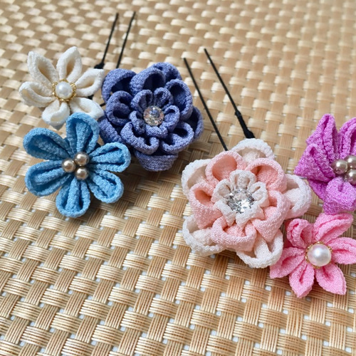 つまみ細工 ブルー・ピンクの小花 スワロフスキービーズ付きU