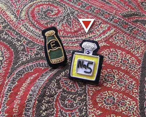 モール刺繍 シャネルNo.5（ピンブローチ） ブローチ EMBLEMANIA 通販