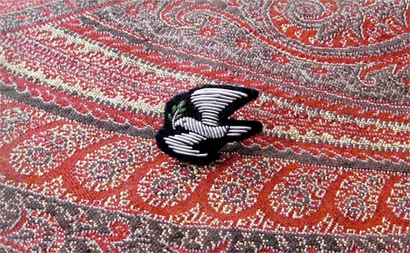 モール刺繍 平和の鳩（ピンブローチ） 1枚目の画像