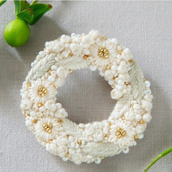 刺繍キット hanabatake wreath brooch（white) ブローチ　リース 1枚目の画像