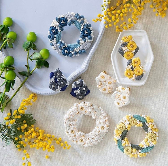 刺繍キット hanabatake wreath brooch（yellow) ブローチ　リース 5枚目の画像